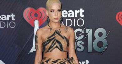 Halsey Leads Crowd In A Chant Of ‘My Body, My Choice’