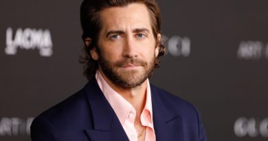 Maya Rudolph, Jake Gyllenhaal To Host Final ‘SNL’ Episodes Of Season
